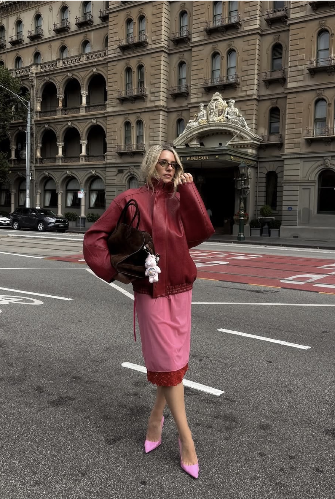 Look de calle con chamarra burgundy y falda rosa
