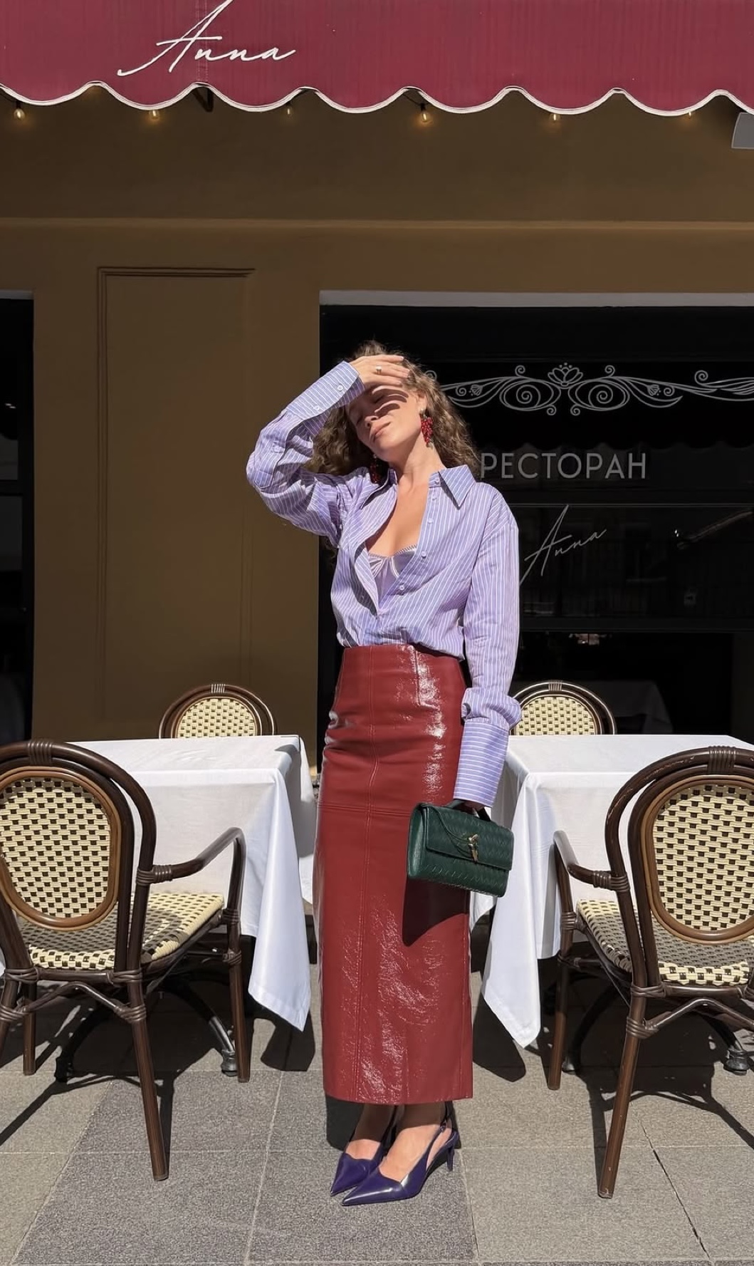 Camisa de rayas con falda midi color vino