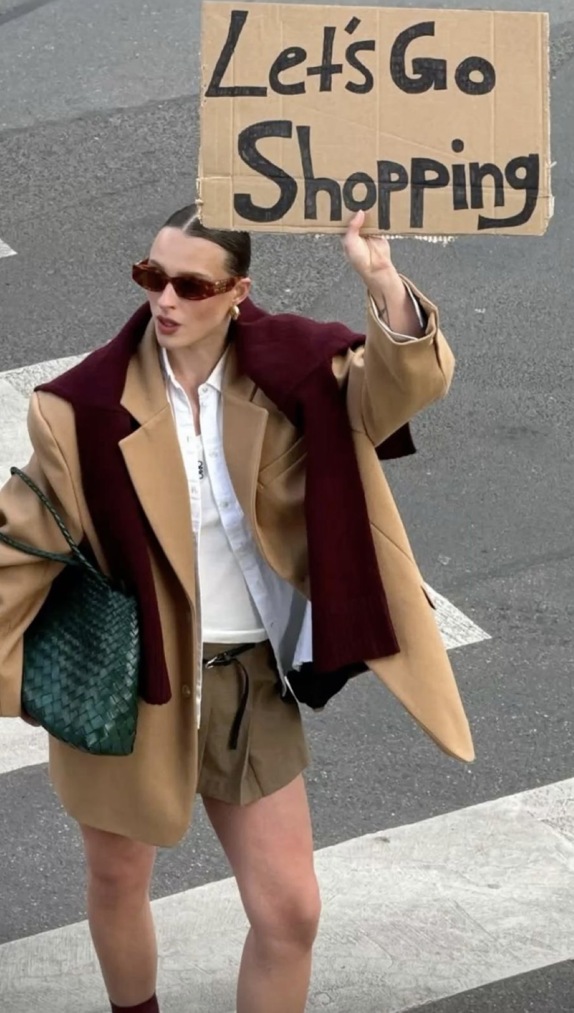 Abrigo camel con acentos burgundy y bolsa verde