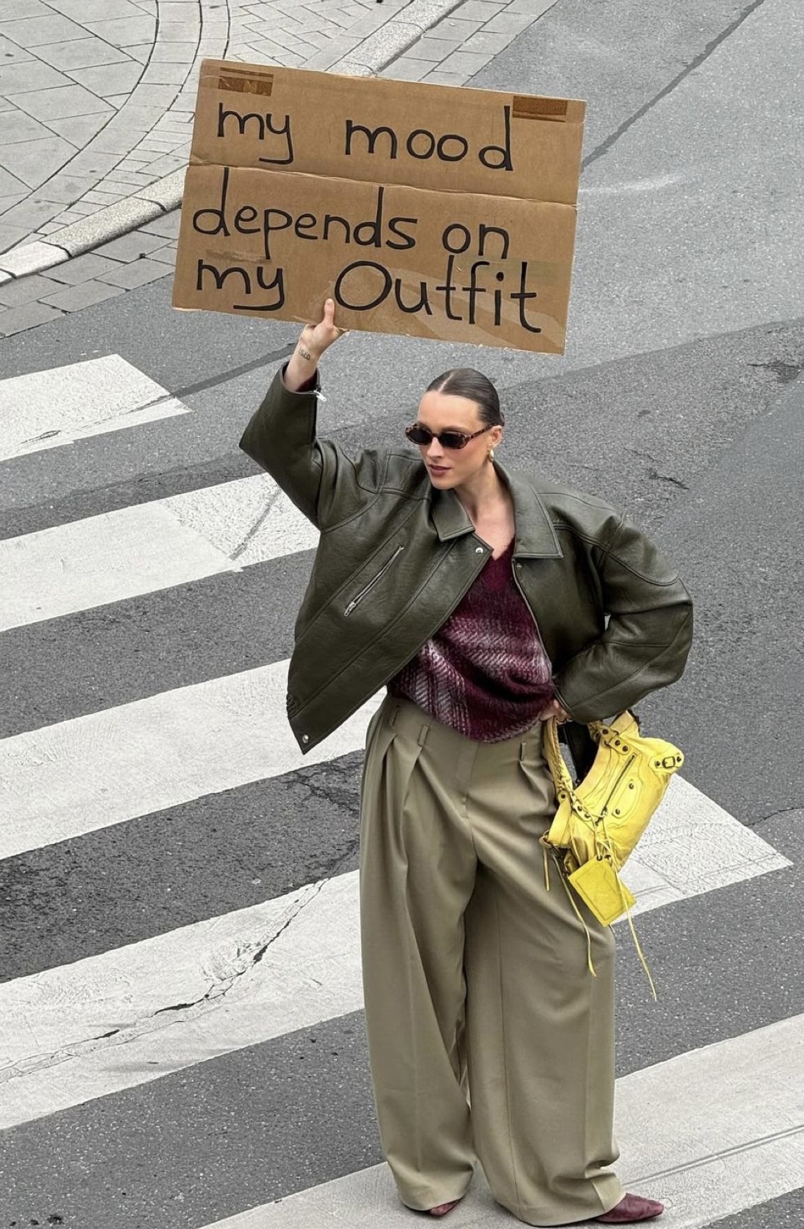 Chamarra verde oliva con pantalón amplio y bolsa amarilla