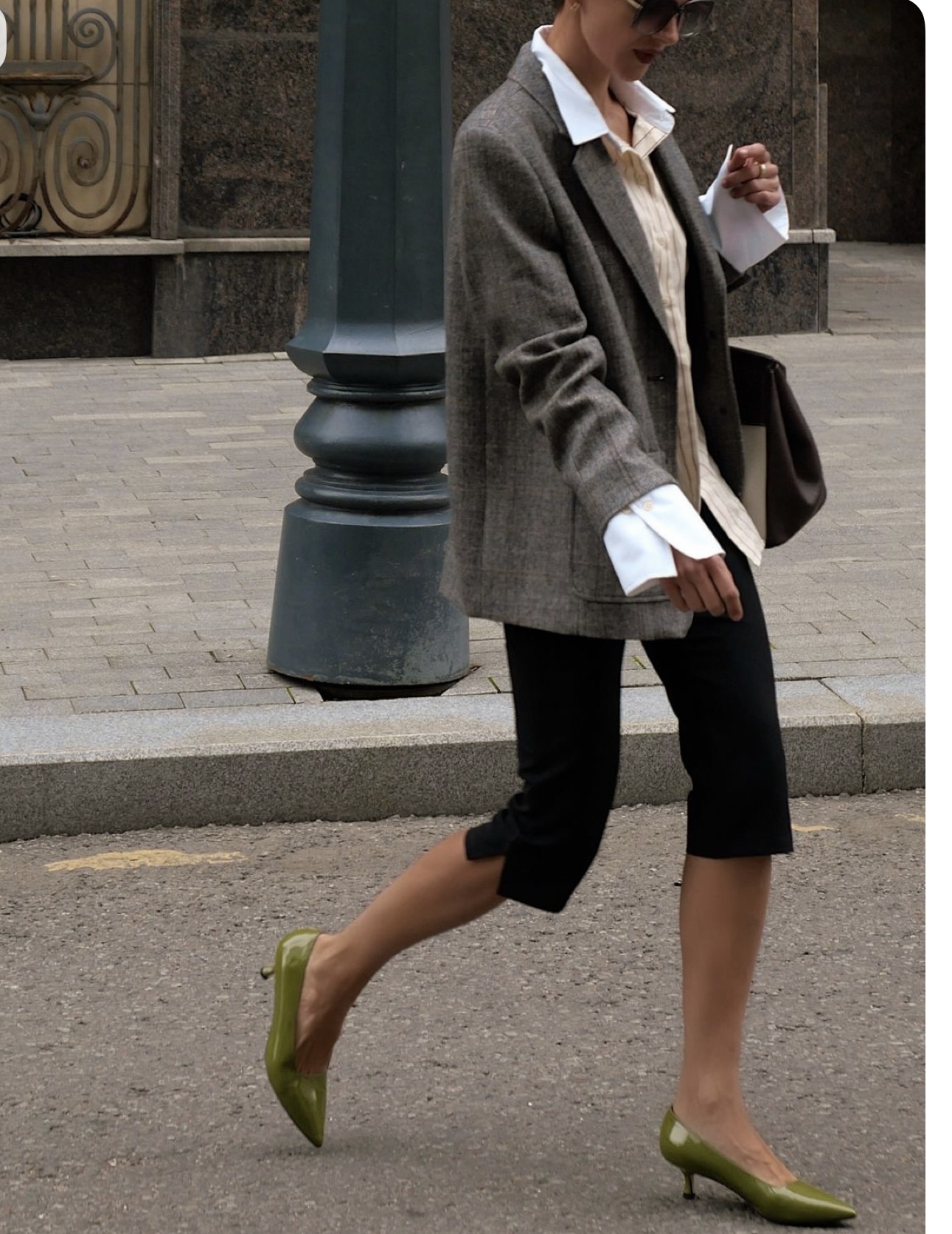 Blazer gris con camisa blanca, pantalón negro y flats verdes